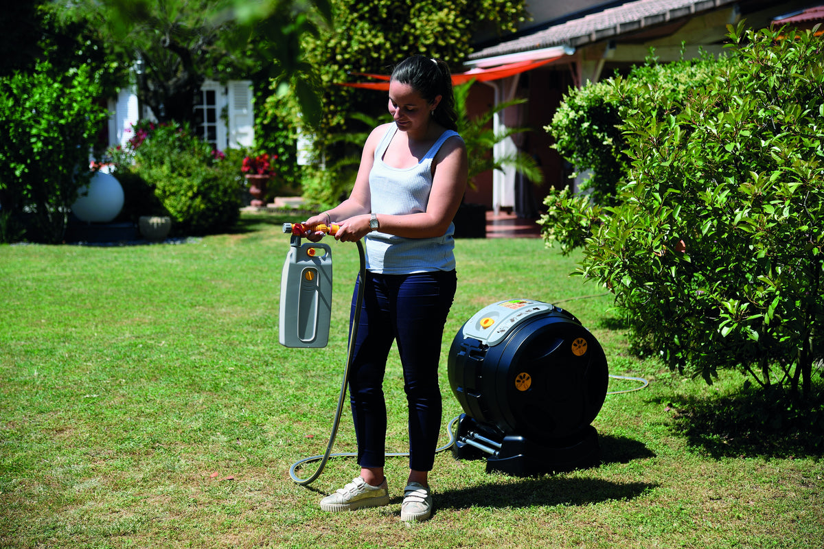 Pulvérisateur Hozelock Pure et composteur Easymix au jardin