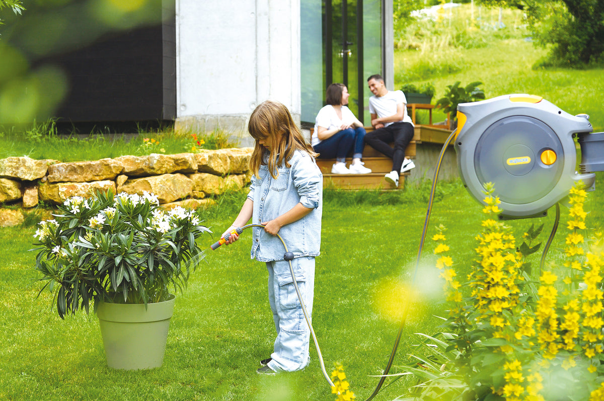 Dévidoir automatique Hozelock Auto Reel au jardin